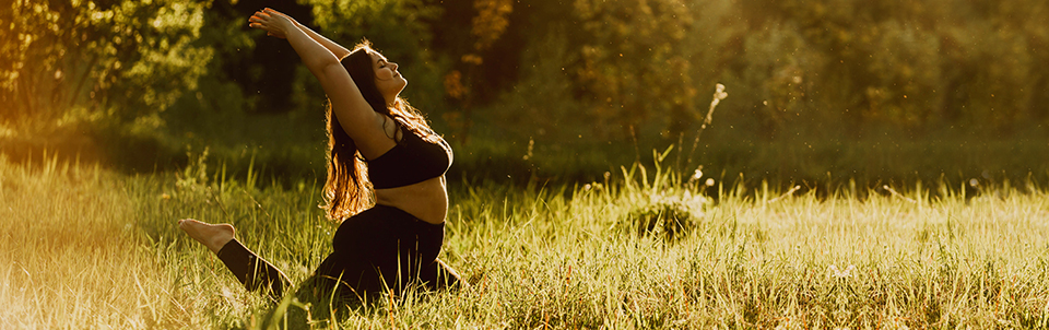 Foto glückliche Frau in Yoga-Haltung bei Sonnenaufgang